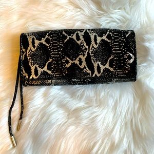 6126 Snake Print Clutch